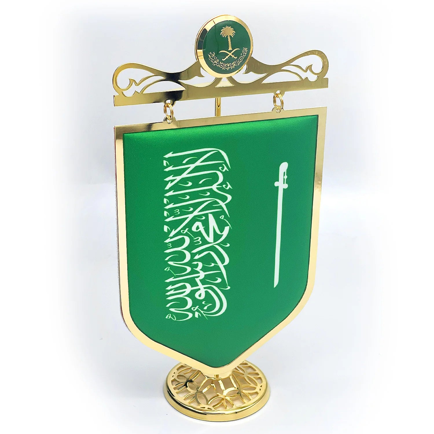 علم المملكة بقاعدة ذهبية فاخرة
